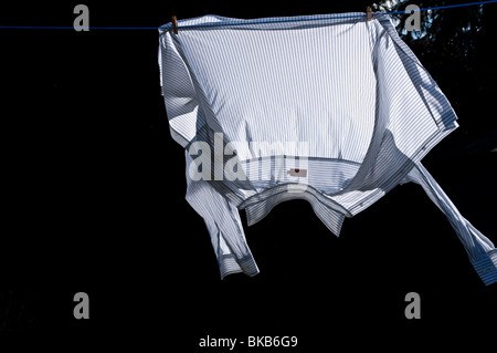 Shirt wehen im Wind, während auf die Wäscheleine hängen. Stockfoto