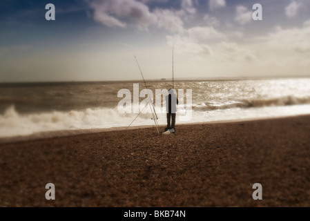 Mann am Strand Angeln Stockfoto