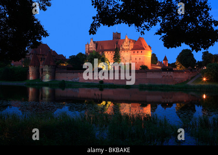 Marienburg bei Nacht in Marlbork, Polen Stockfoto