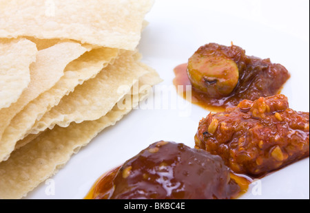 Traditionelle indische Hors d ' oeuvres von Popadom und würzige Gurken. Stockfoto