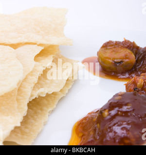 Traditionelle indische Hors d ' oeuvres von Popadom und würzige Gurken. Stockfoto