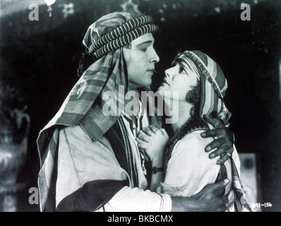 DER SCHEICH (1921)-RUDOLPH VALENTINO, AGNES AYRES SHIK 009 Stockfoto