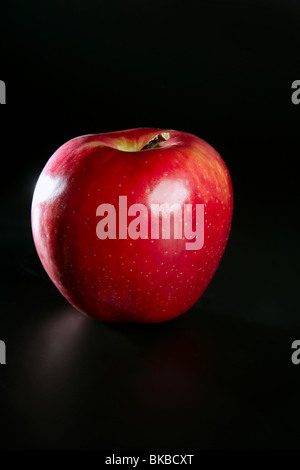 Apfel-Rote Früchte auf schwarzem Hintergrund isoliert Stockfoto