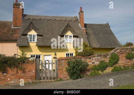 Eine strohgedeckte Hütte in einem englischen Dorf Stockfoto