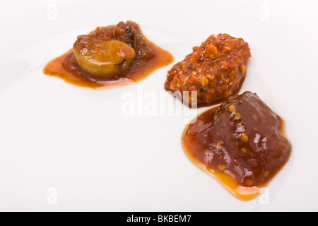 Traditionelle indische Hors d ' oeuvres von Popadom und würzige Gurken. Stockfoto