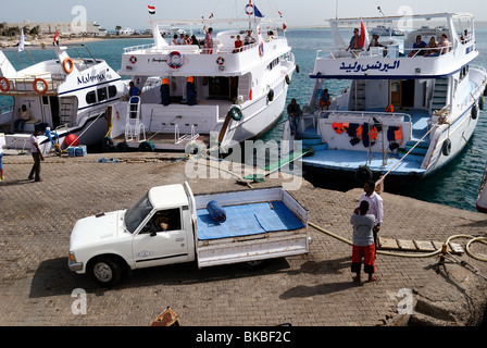 Tauchboote am dock im Hafen von Hurghada, Ägypten