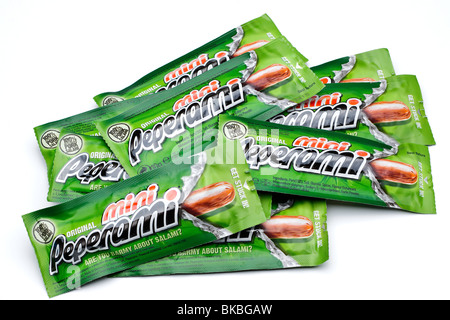 Haufen von einzeln verpackte original Mini Peperami bars Stockfoto