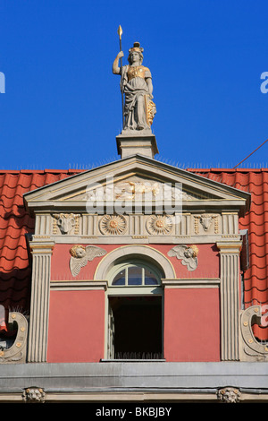 Statue der Pallas Athene auf dem Tourismusbüro der lange Markt in Danzig, Polen Stockfoto