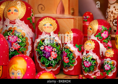 Matroschka Matrioshkas bunten Puppe Puppen, Babuschka Babushkas russische bunten Puppe Puppen, russische verschachtelte Puppe Puppen Stockfoto