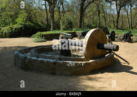 Der Apfel Mühle oder Apfelwein Presse in La Seigneurie Gärten Sark Kanalinseln April Stockfoto