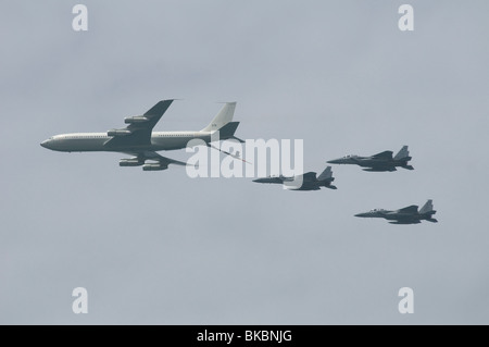 Israelische Luftwaffe Kämpfer Jet F15C wird aufgetankt durch A Boeing 707 auf einer Airshow der israelischen Luftwaffe in Israel Stockfoto