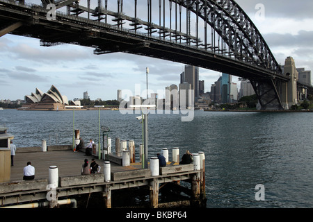 Milsons Point Ferry, die Sydney Harbour Bridge und die Skyline mit der Oper in Sydney, New South Wales, Australien Stockfoto