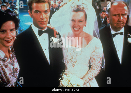 MURIEL'S WEDDING (1995) RACHEL GRIFFITHS, DANIEL LAPAINE, TONI COLLETTE, BILL HUNTER MURW 009 Stockfoto