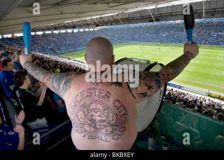 Der Gesang-Drummer für die Fans und Fußball-Fans bei Leicester City Football Club, schlägt seine Bassdrum bei einem Heimspiel Stockfoto