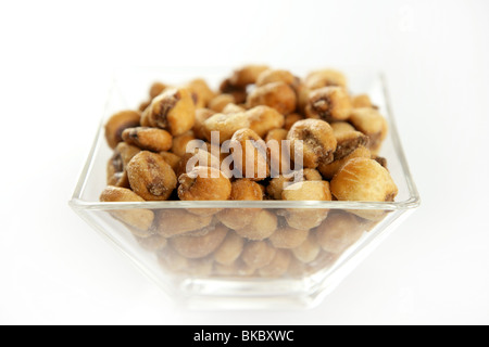 Roastwed gesalzen Mais in einem transparentem Glas Schüssel, weißen Hintergrund Studio-Shooting Stockfoto