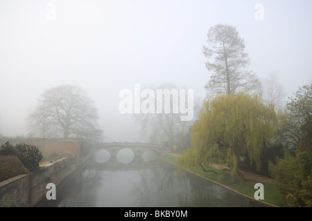 Nebligen Morgen auf dem Fluss Cam mit Blick in Richtung Brücke Stockfoto