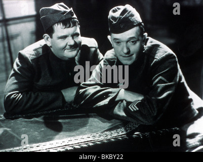 PACKEN SIE IHRE PROBLEME (1939) OLIVER HARDY, STAN LAUREL PUYT 009 Stockfoto