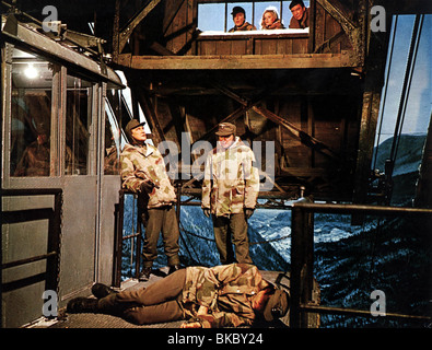 WO EAGLES (1968) RICHARD BURTON, MARY URE DARE, ROBERT BEATTY, DONALD HOUSTON, PETER BARKWORTH, CLINT EASTWOOD CAMOUFLAGE Stockfoto