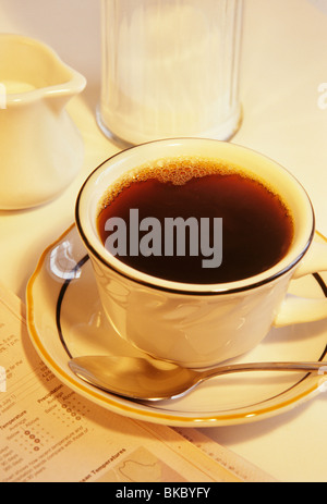 Tasse Kaffee auf Diner Theke [Serie 3 von 3] Stockfoto