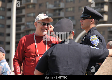 Bürger im Gespräch mit Polizisten. Stockfoto