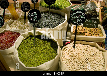 Madrid Spanien spanische Lebensmittelhändler Lebensmittelmarkt Bohnen Stockfoto