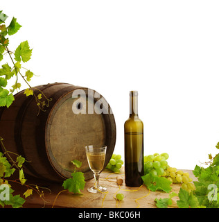 Weißer Wein Stillleben mit frischen Weinrebe auf weißem Hintergrund Stockfoto