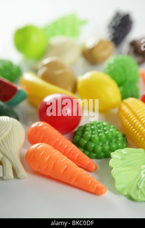 Kunststoff-Spiel, gefälschte abwechslungsreich, Obst und Gemüse. Kinder essen Bildung Spielzeug Stockfoto