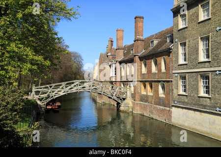 Die mathematische Brücke über den Fluss Cam am Queens College, Cambridge, England Stockfoto