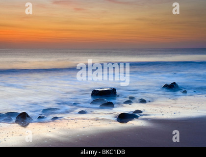 Sonnenaufgang über dem Embleton Bay, Northumberland Stockfoto