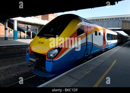 Eine East Midlands Klasse 222-Diesel-Zug in 2010 Lackierung gelb, Orange, weiß und blau. Stockfoto