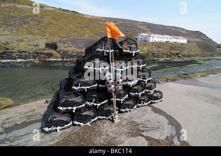 Hummer-Töpfe (U.S.: Hummerfallen) am Kai in Boscastle, Cornwall, UK Stockfoto