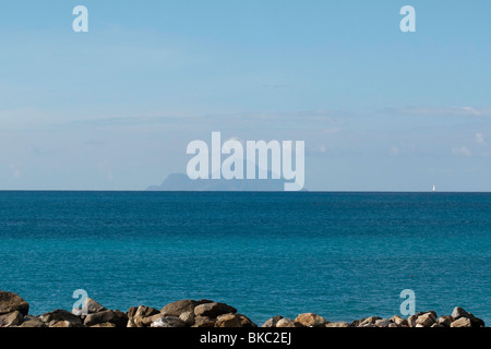 Die Insel Saba gesehen an einem klaren Tag von 30 Meilen entfernt auf Saint Martin in der Karibik Stockfoto