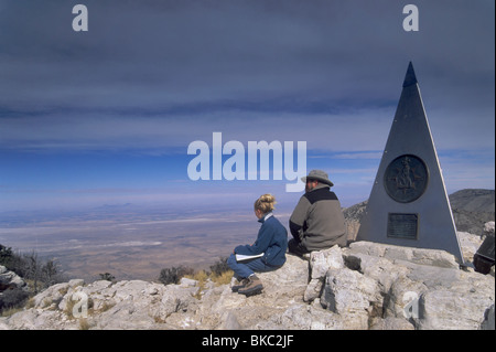 Ansicht des Salz-Becken von Guadalupe Peak, Wanderer, Vater und Tochter, Marker, Guadalupe Mountains Nationalpark, Texas, USA Stockfoto