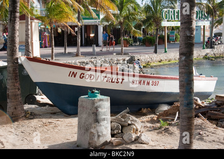 AUF Gott vertraue ich ist der Name dieses kleinen Fischerboot in Philipsburg, Sint Maarten Stockfoto