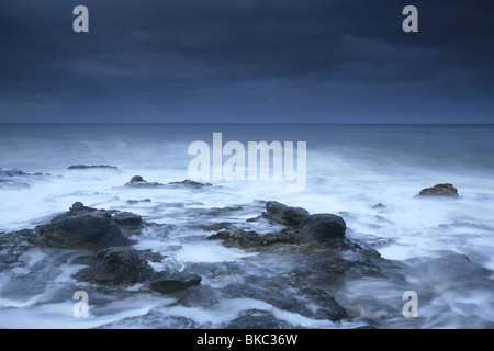 Brandung und dunkle Wolken an den Klippen der West Side in Santa Cruz, Pazifikküste, Kalifornien, USA. Stockfoto