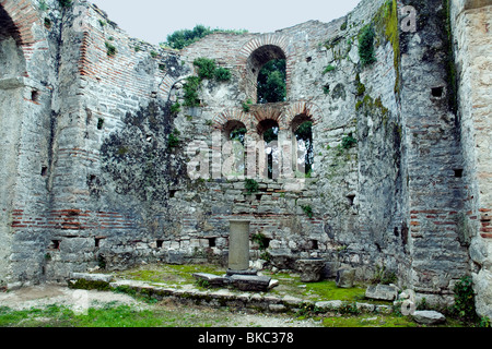 Reste der großen Basilika in Albaniens Butrint Nationalpark; Es stammt aus römischer Zeit Stockfoto