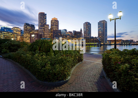 USA, Massachusetts, Boston, Skyline und Innenhafen einschließlich Rowes Wharf im Morgengrauen Stockfoto