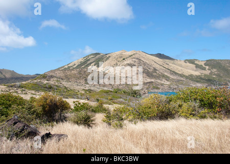 Blick auf St. Martin Hügel aus Spitze Ilet Pinel (Pinel Island) Orient Bay, St. Martin Stockfoto