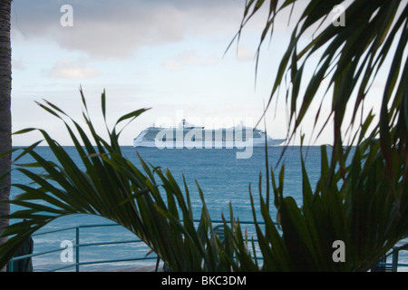 Das Kreuzfahrtschiff setzt SERENADE OF THE SEAS heraus zum Meer von Philipsburg, Sint Maarten Stockfoto