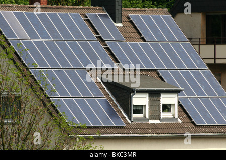 Photovoltaikanlage auf dem Dach eines Hauses. Essen, Nordrhein-Westfalen, Deutschland. Stockfoto