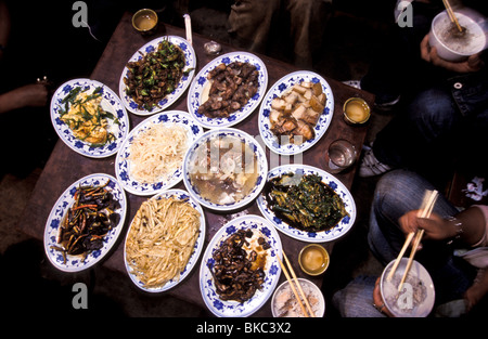 Nahaufnahme von Familienessen im Haus in der Nähe von Lugu-See, nordwestlichen Yunnan Provinz. Stockfoto