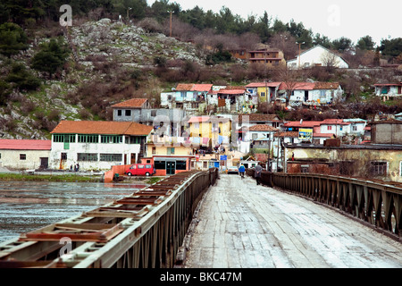 Westlich von Albaniens Shkodra Stadt führt eine Planke aufgetaucht Holzbrücke über den Fluss Buna zu See Shkodra Stockfoto