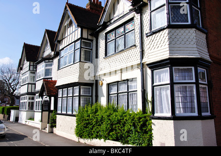 Altbau auf grün, Datchet, Berkshire, England, Vereinigtes Königreich Stockfoto