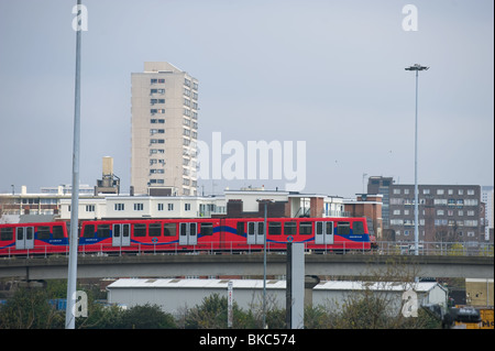 Eine Stadtbahn Docklands DLR Zug vorbei Billingsgate Markt, Canary Wharf, London, 2010 Stockfoto