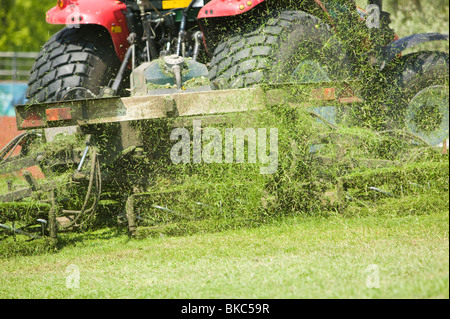Ein Rat Auftragnehmer Rasenmähen in einem Park in Leicester UK Stockfoto