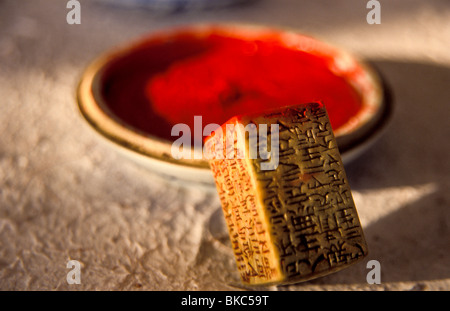 Der Kalligraph roter Tinte und Unterschrift Stempel nach Abschluss der arbeiten. Stockfoto