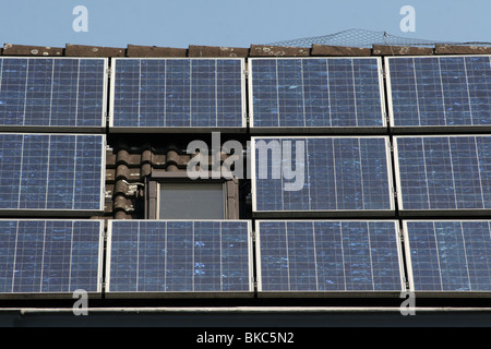 Photovoltaikanlage auf dem Dach eines Hauses. Essen, Nordrhein-Westfalen, Deutschland. Stockfoto