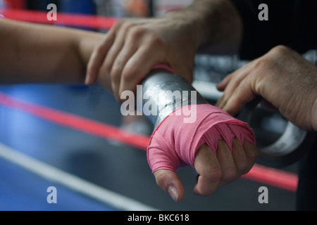 Weibliche Hand wird für Boxhandschuh gewickelt Stockfoto