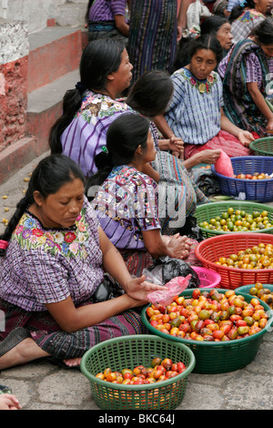 Tzutuhil Maya Frauen gekleidet in traditioneller Kleidung auf dem Markt in Santiago Atitlan, Lake Atitlan, Guatemala, Mittelamerika Stockfoto