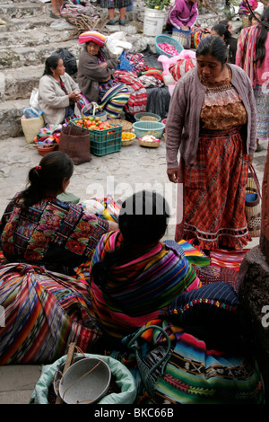 Maya-Frauen gekleidet in traditioneller Kleidung auf dem Markt in Chichicastenango, Guatemala, Mittelamerika Stockfoto
